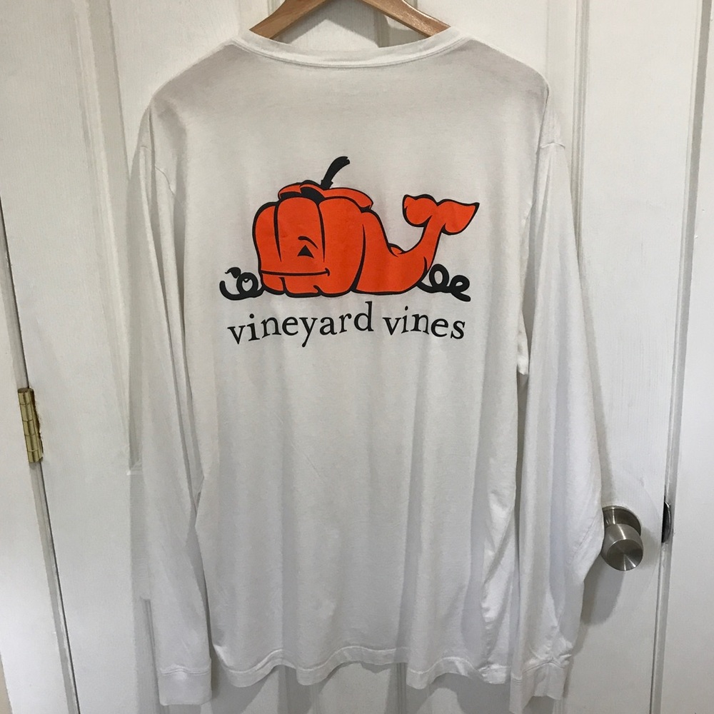 Vineyard vines pumpkin whale tee